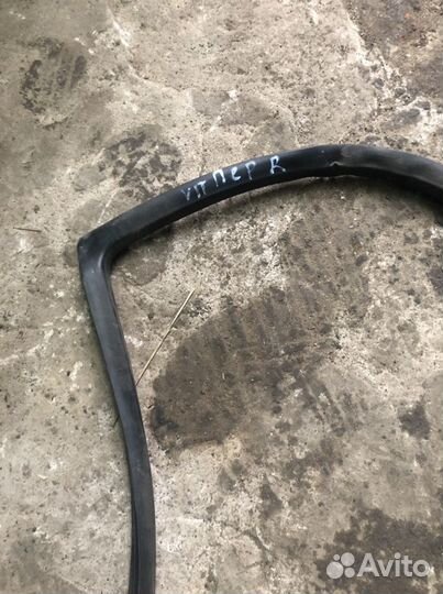 Уплотнитель двери передний Сузуки Гранд Витара 3