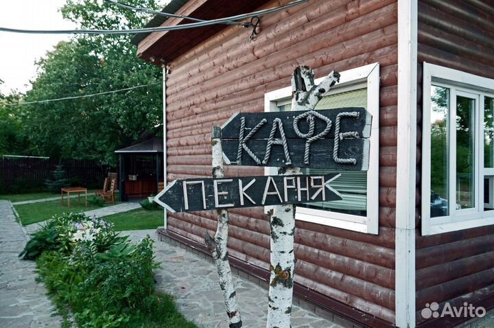 Официант в кафе