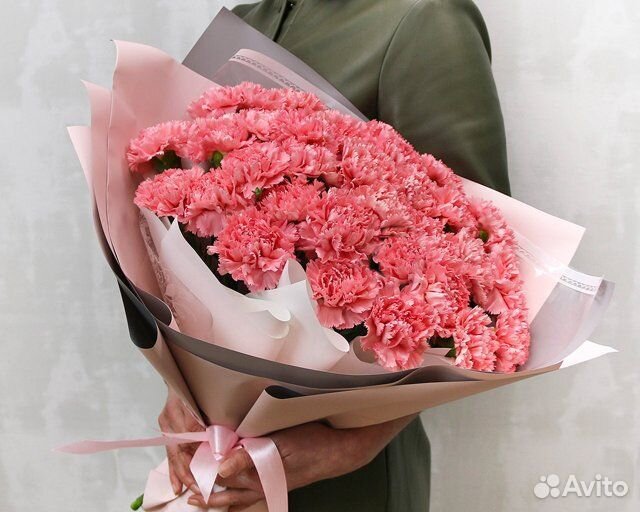 Букет из 35 розовых гвоздик в стильной упаковке