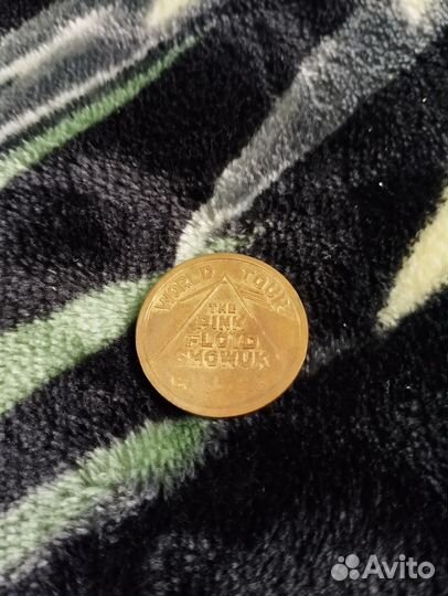 Коллекционная монета с метеоритом