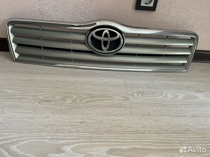 Решетка радиатора для toyota avensis 03-06г.в