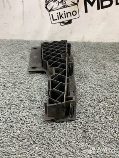 Кронштейн решетки радиатора левый Mercedes Glk