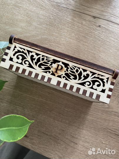 Деревянная шкатулка