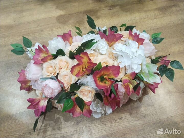 Композиция из искусственных цветов для свадьбы