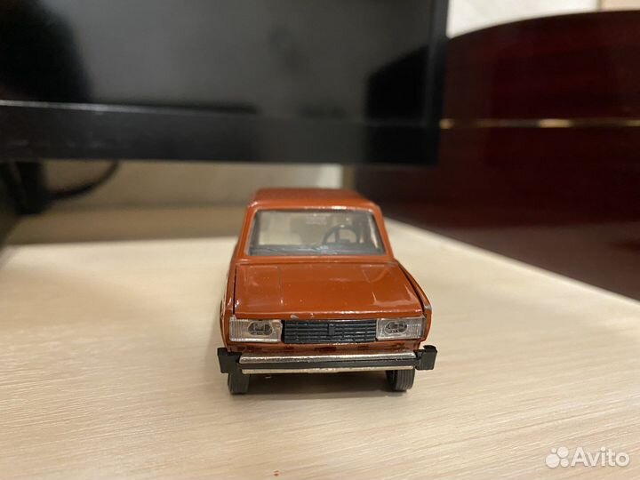 Модель автомобиля ваз 2105 СССР 1:43