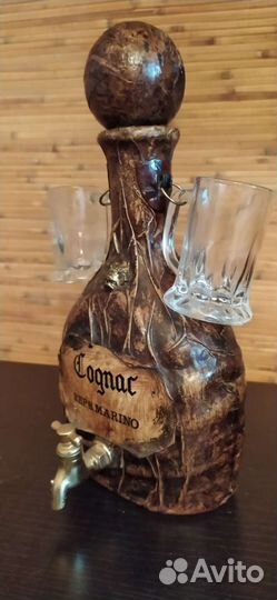 Графин с кружками для украшения интерьера