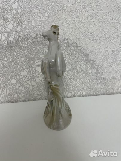 Фарфоровая статуэтка 