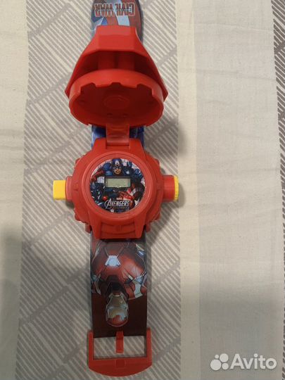 Часы на руку с проекцией железного человека