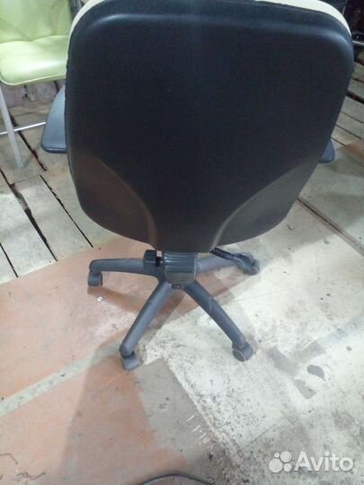 Компьютерное кресло руководителя бежевое