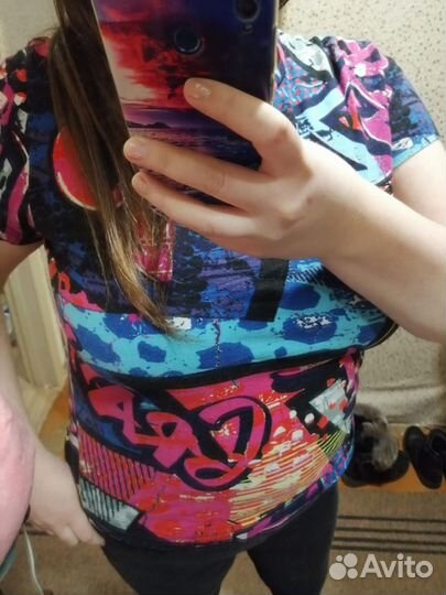 Джинсы изумрудные с футболкой в подарок магнитик