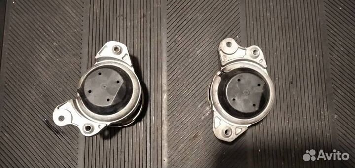 Подушка крепления двигателя правая Mercedes-Benz