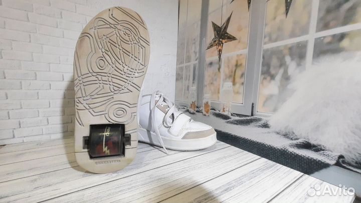 Кроссовки с роликовым колесом