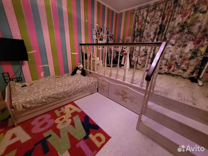 Деревянный подиум с 2мя кроватями