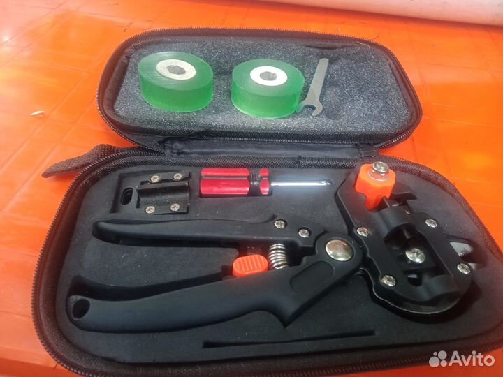 Секатор прививочный в кейсе