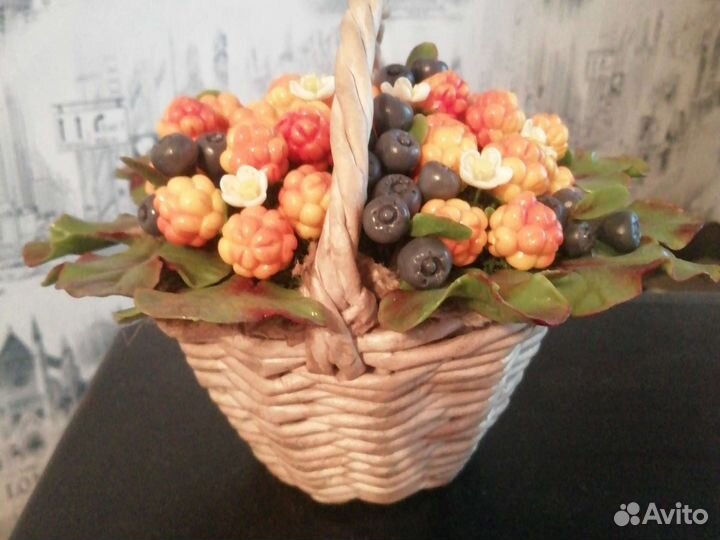 Корзина с декаративными ягодами