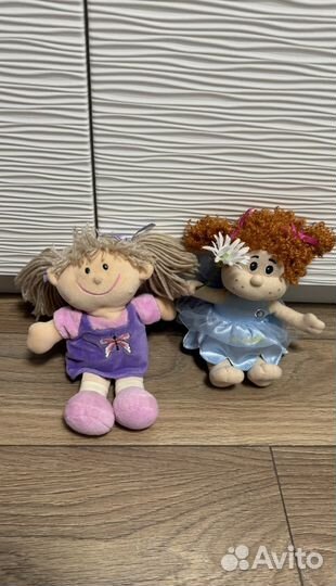 Кукла(одна из них поёт)