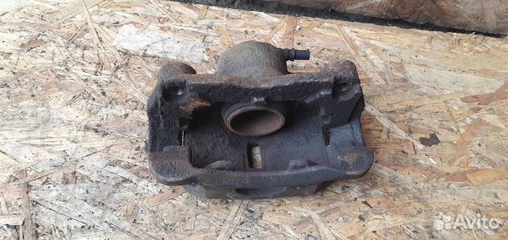 Суппорт передний правый Nissan Qashqai (J10) 2006