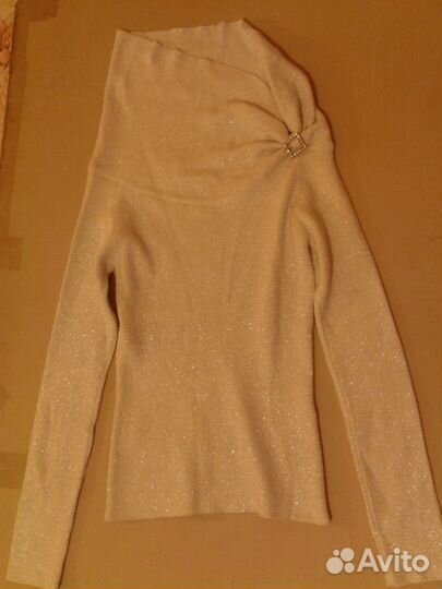 Свитерок эффектный лёгкий с брошью