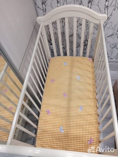 Детская кроватка с маятником и ящиком