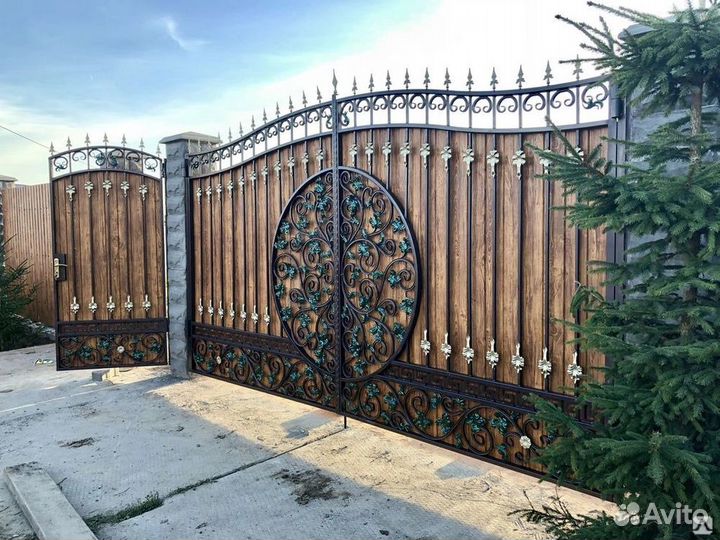 Ворота с элементами ковки