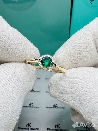 Золотое кольцо с изумрудом и бриллиантами
