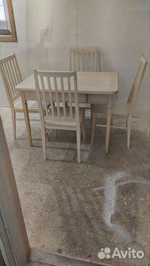Кухонный стол и 4 стула