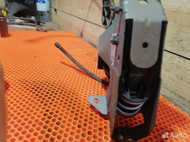 Педаль сцепления Volkswagen Caravelle