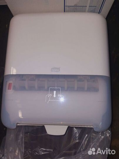 Диспенсер для полотенец tork