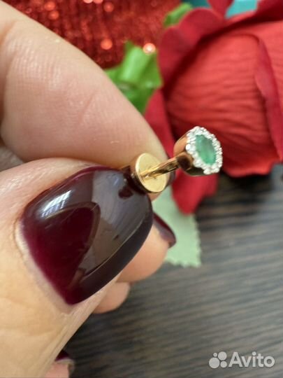 Моно пуссета из золота с изумрудом и бриллиант