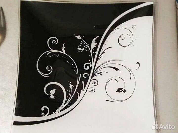 Тарелка стеклянная квадратная, черно белая, Инь