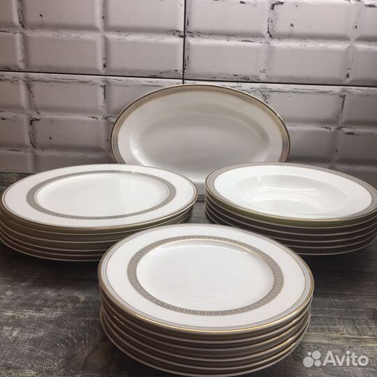 Фарфоровый столовый сервиз