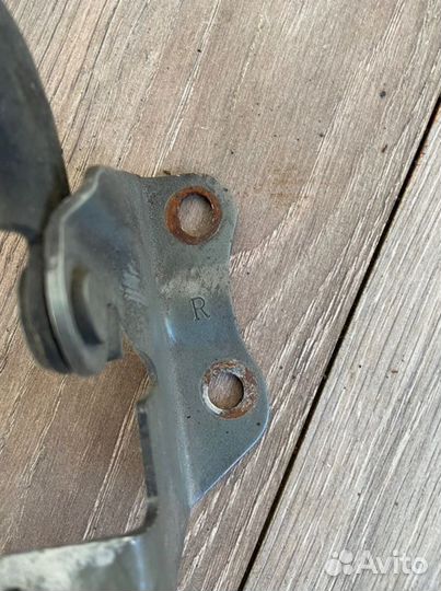 Петля капота передняя правая Toyota Auris E150