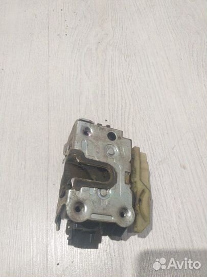 Замок перед двери Renault sandero Прав