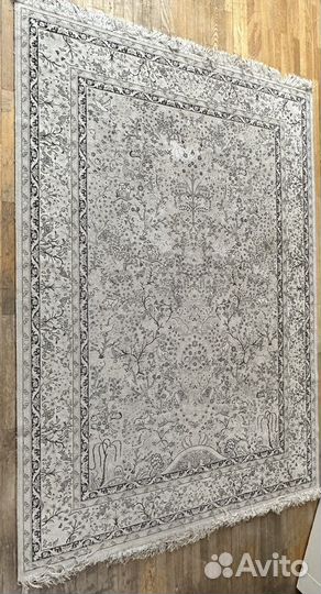 Красивый дизайнерский ковер