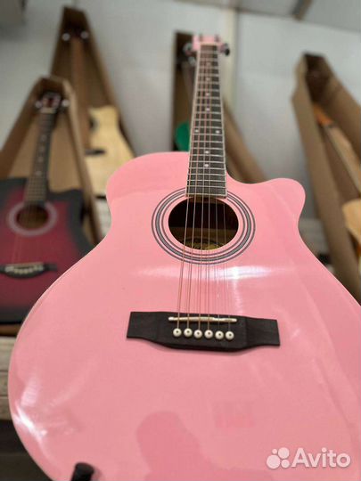 Акустическая гитара розовая