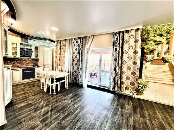 Дом 255,3 м² на участке 13,1 сот.