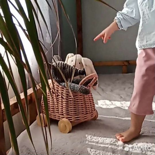 Плетёная колясочка для кукол