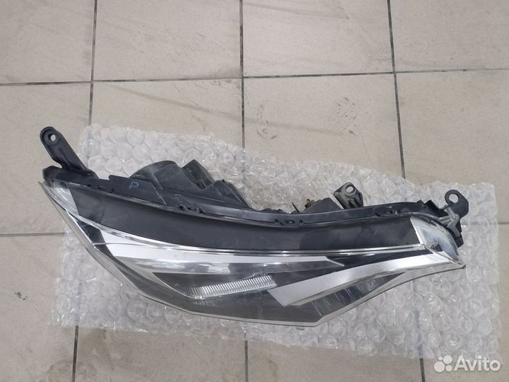 Фара правая Toyota Rav4