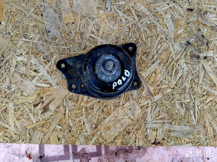 Опора двигателя правая VAG