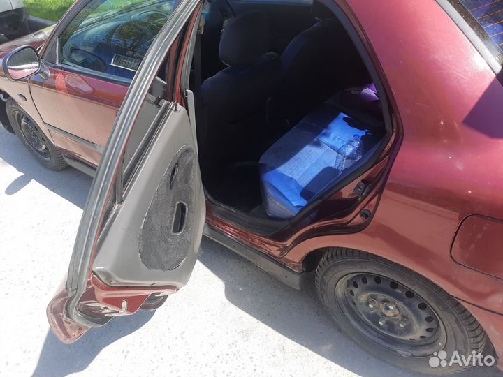 Mitsubishi Carisma 1.8 МТ, 1998, 240 000 км