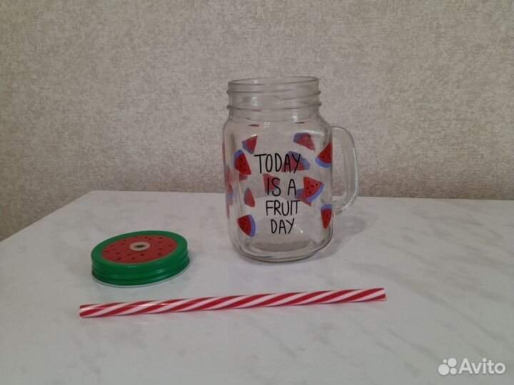 Стакан с крышкой и трубочкой