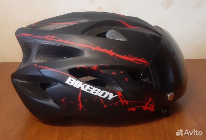 Шлем велосипедный с солнце-ветрозащитным визором