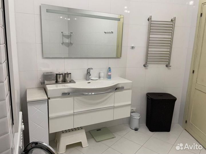 Тумба для ванной с раковиной и зеркалом