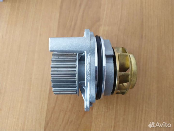 Водяной насос (помпа) Volkswagen Jetta V