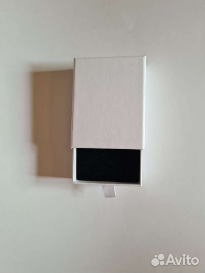 Коробка подарочная для украшений 7х9см белые