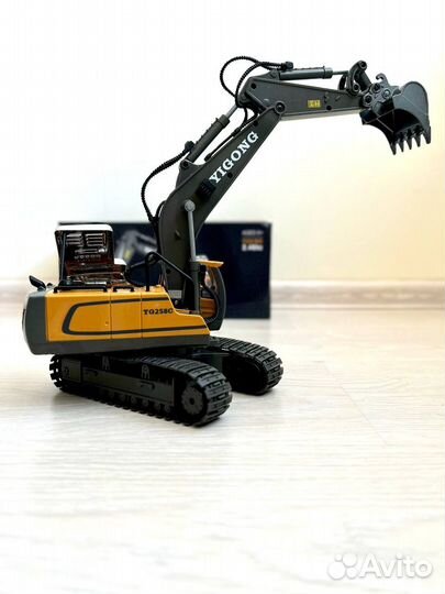 Экскаватор игрушка на пульт управлении