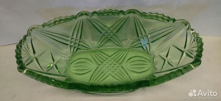 Ваза-ладья цветное (зелёное) прессованное стекло