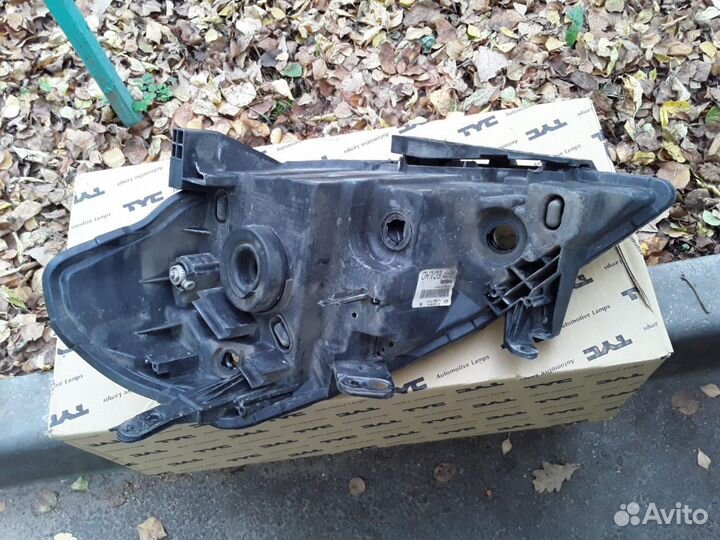 Фара на Nissan Tiida правая