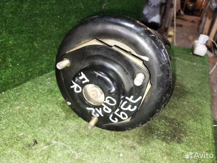 Стойка подвески передняя правая Nissan Primera