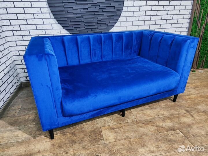 Большой склад диванов